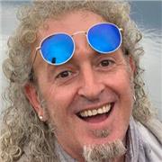 Attore e regista con più di 40 anni di esperienza professionale, impartisce lezioni di recitazione e musical